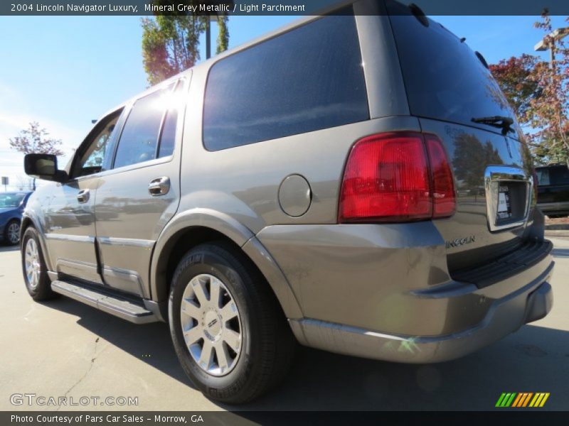 Mineral Grey Metallic / Light Parchment 2004 Lincoln Navigator Luxury