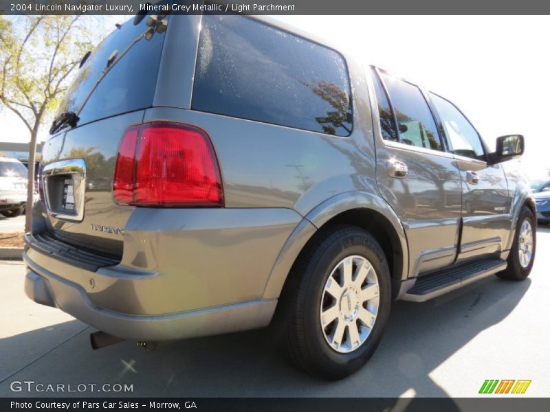 Mineral Grey Metallic / Light Parchment 2004 Lincoln Navigator Luxury