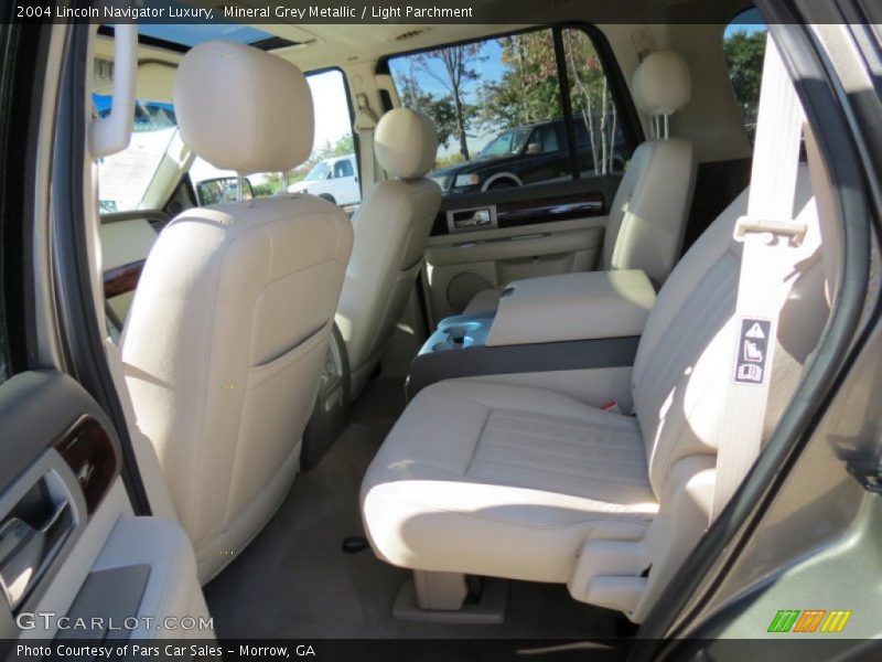 Mineral Grey Metallic / Light Parchment 2004 Lincoln Navigator Luxury