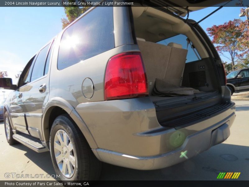 Mineral Grey Metallic / Light Parchment 2004 Lincoln Navigator Luxury