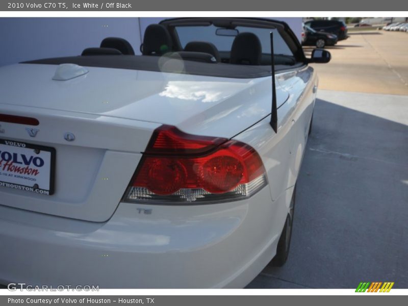 Ice White / Off Black 2010 Volvo C70 T5