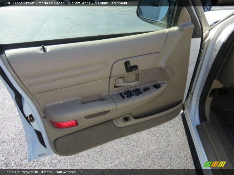 Vibrant White / Medium Parchment 2000 Ford Crown Victoria LX Sedan