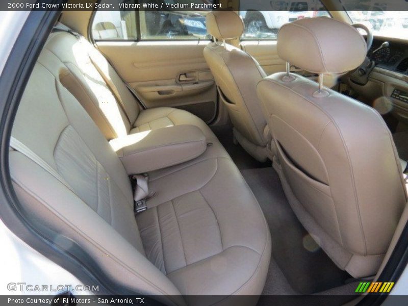 Vibrant White / Medium Parchment 2000 Ford Crown Victoria LX Sedan