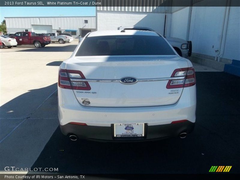 White Platinum Tri-Coat / Dune 2013 Ford Taurus SEL