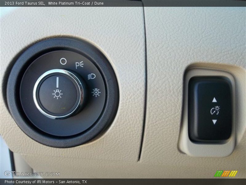 White Platinum Tri-Coat / Dune 2013 Ford Taurus SEL