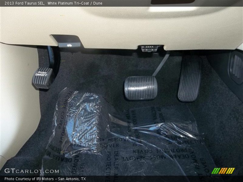White Platinum Tri-Coat / Dune 2013 Ford Taurus SEL