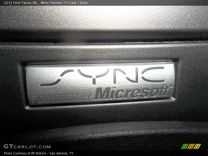 White Platinum Tri-Coat / Dune 2013 Ford Taurus SEL