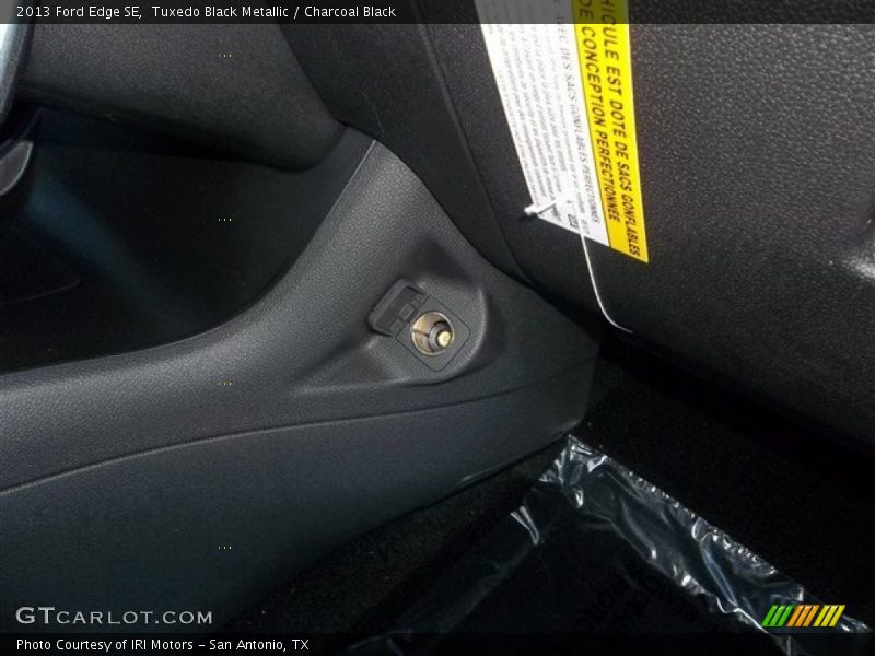 Tuxedo Black Metallic / Charcoal Black 2013 Ford Edge SE