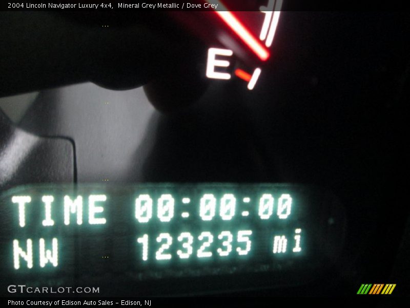 Mineral Grey Metallic / Dove Grey 2004 Lincoln Navigator Luxury 4x4