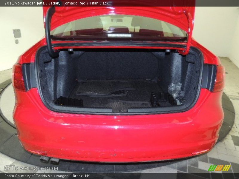 Tornado Red / Titan Black 2011 Volkswagen Jetta S Sedan
