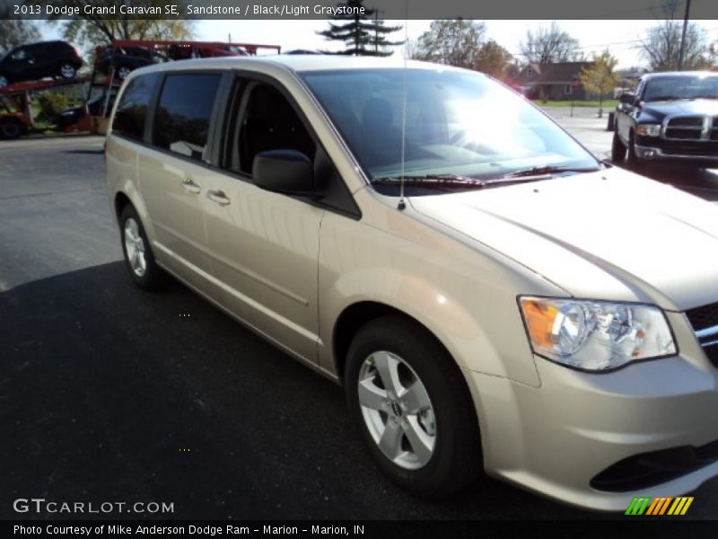 Sandstone / Black/Light Graystone 2013 Dodge Grand Caravan SE