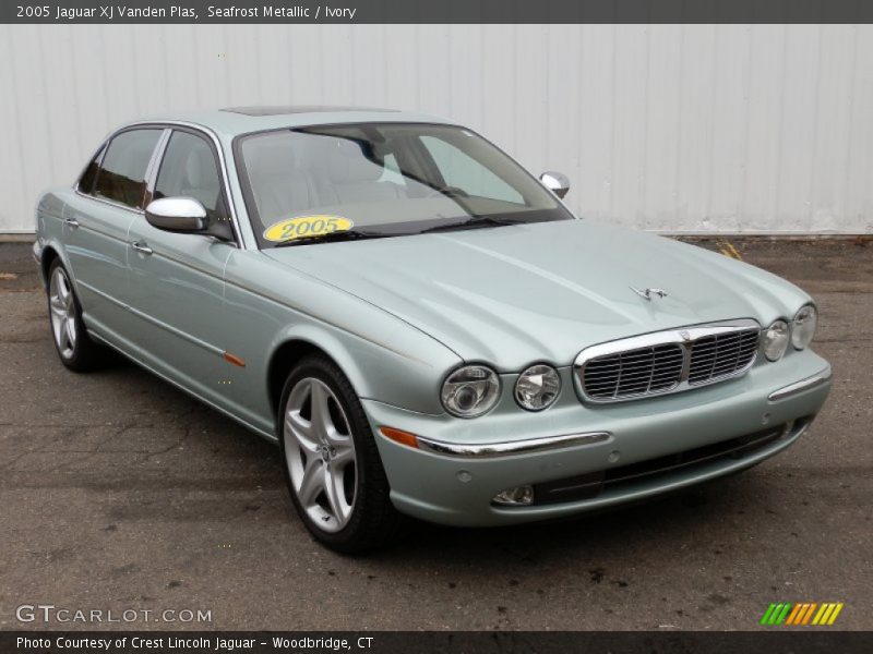 Front 3/4 View of 2005 XJ Vanden Plas