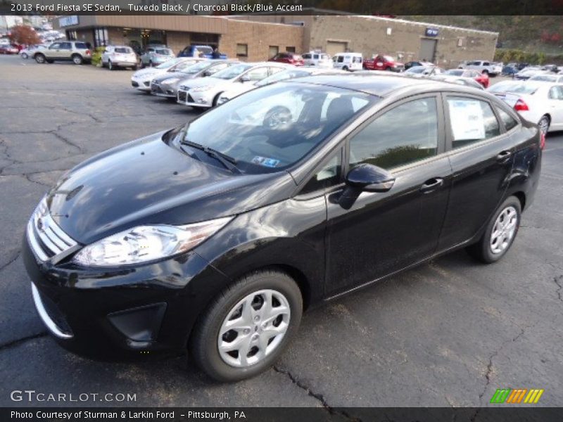 Front 3/4 View of 2013 Fiesta SE Sedan