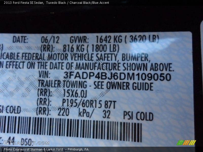 Tuxedo Black / Charcoal Black/Blue Accent 2013 Ford Fiesta SE Sedan