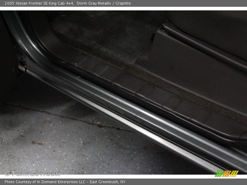 Storm Gray Metallic / Graphite 2005 Nissan Frontier SE King Cab 4x4