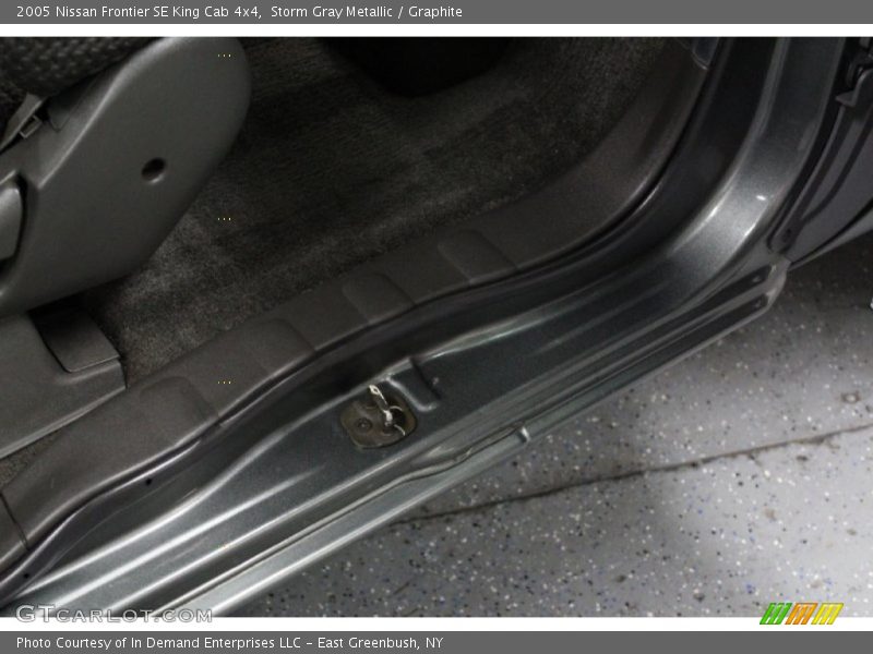 Storm Gray Metallic / Graphite 2005 Nissan Frontier SE King Cab 4x4