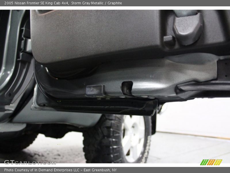 Storm Gray Metallic / Graphite 2005 Nissan Frontier SE King Cab 4x4