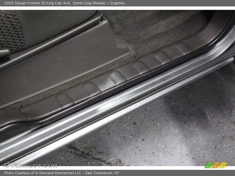 Storm Gray Metallic / Graphite 2005 Nissan Frontier SE King Cab 4x4