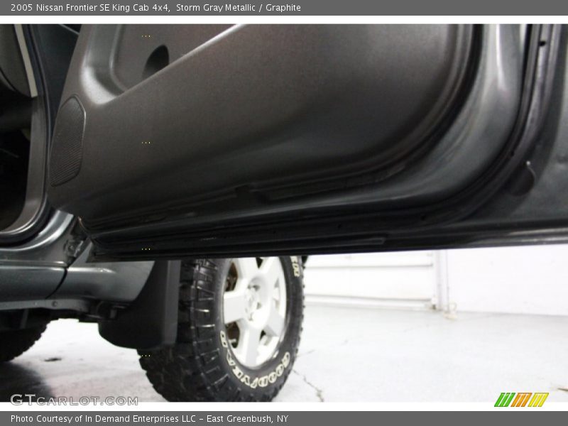 Storm Gray Metallic / Graphite 2005 Nissan Frontier SE King Cab 4x4