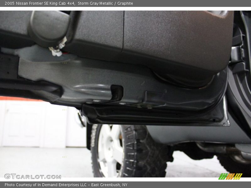 Storm Gray Metallic / Graphite 2005 Nissan Frontier SE King Cab 4x4