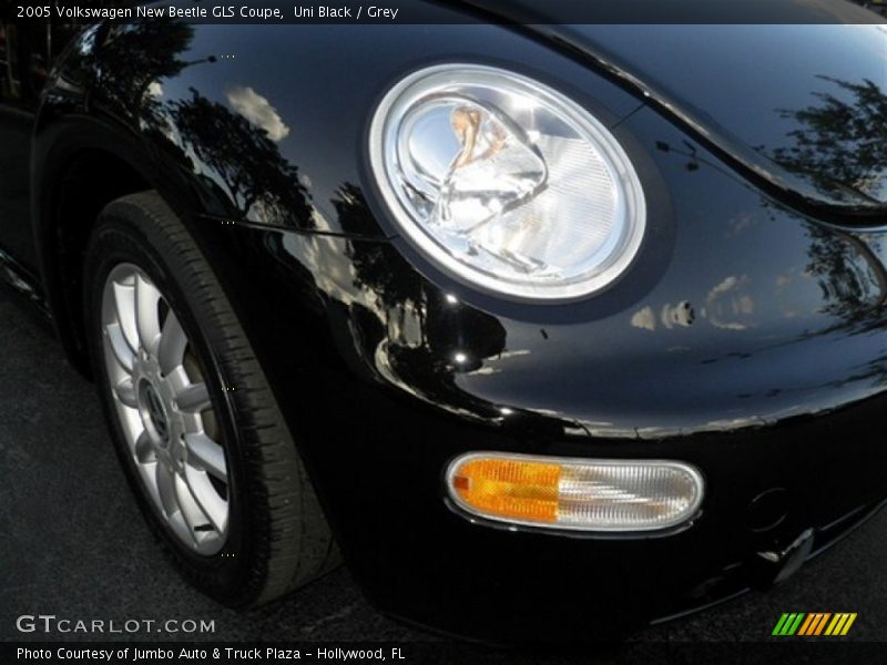 Uni Black / Grey 2005 Volkswagen New Beetle GLS Coupe
