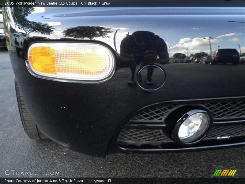 Uni Black / Grey 2005 Volkswagen New Beetle GLS Coupe