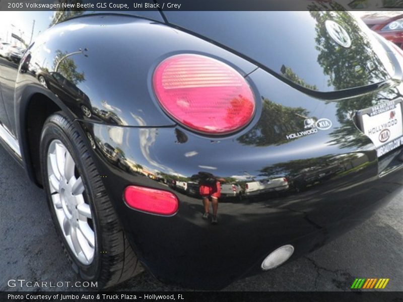 Uni Black / Grey 2005 Volkswagen New Beetle GLS Coupe