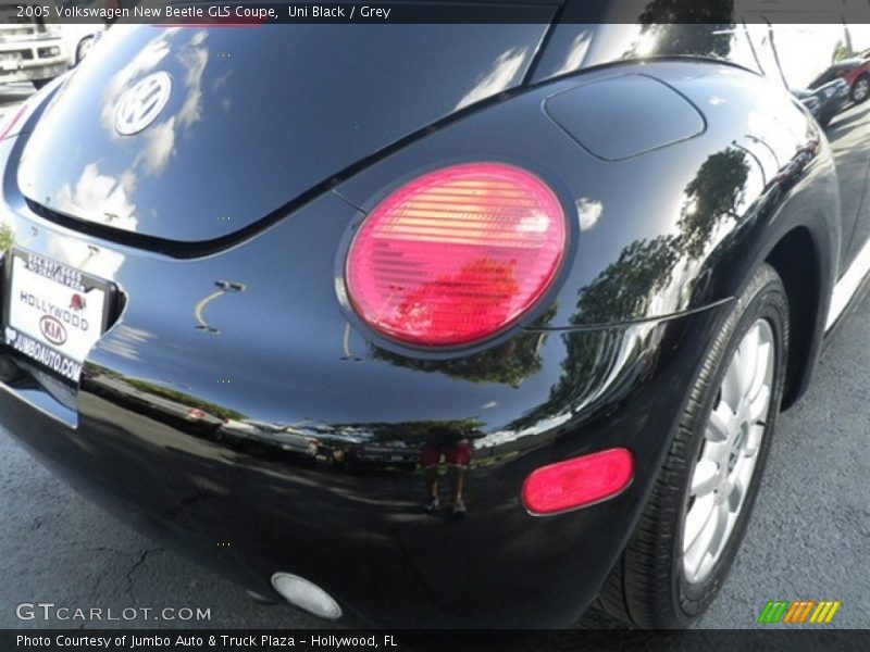 Uni Black / Grey 2005 Volkswagen New Beetle GLS Coupe