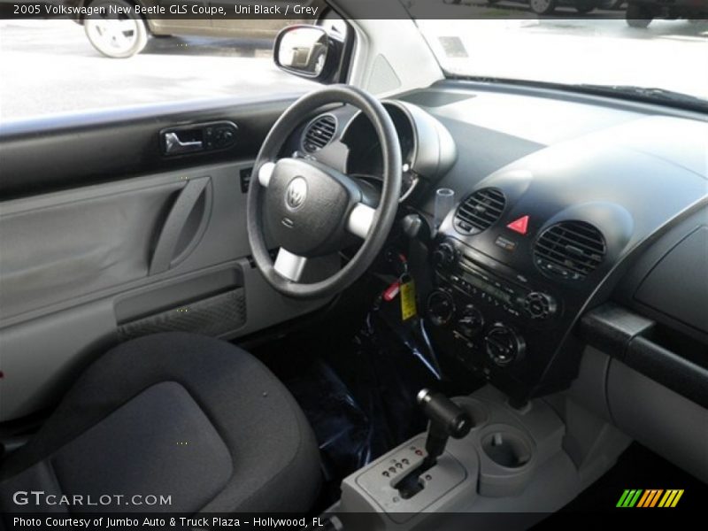 Uni Black / Grey 2005 Volkswagen New Beetle GLS Coupe