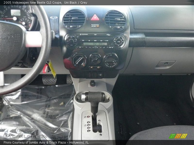 Uni Black / Grey 2005 Volkswagen New Beetle GLS Coupe