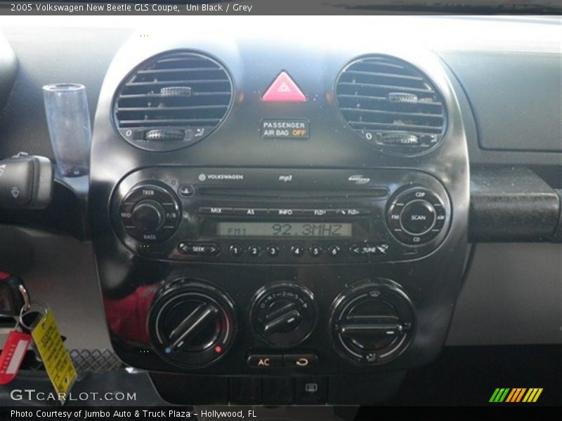 Uni Black / Grey 2005 Volkswagen New Beetle GLS Coupe