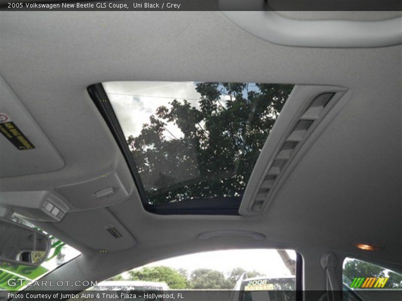 Uni Black / Grey 2005 Volkswagen New Beetle GLS Coupe