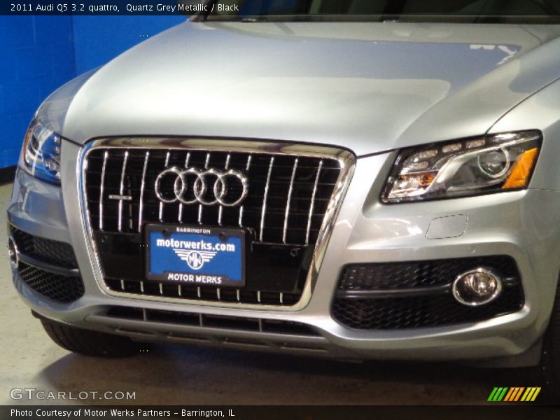 Quartz Grey Metallic / Black 2011 Audi Q5 3.2 quattro