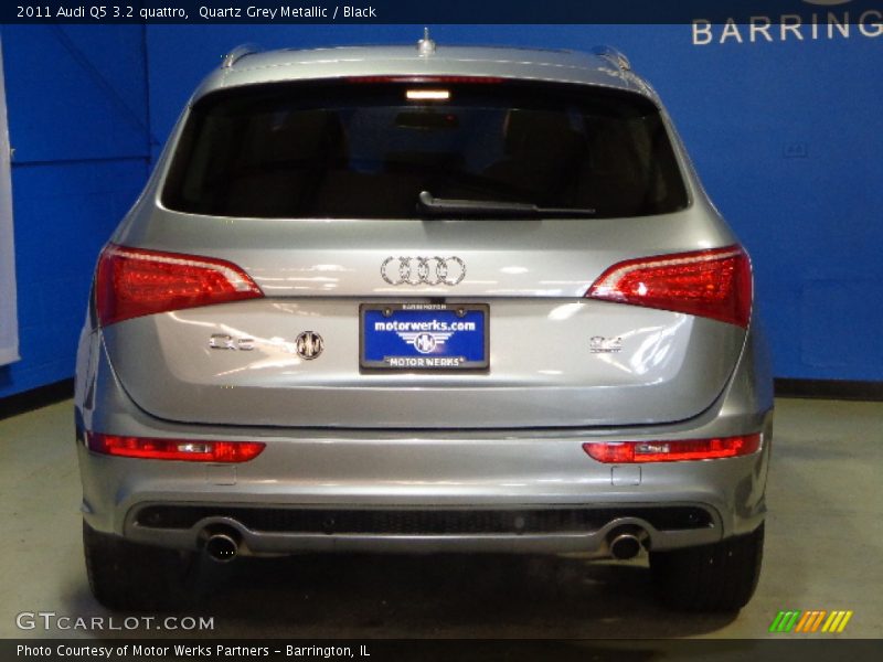 Quartz Grey Metallic / Black 2011 Audi Q5 3.2 quattro