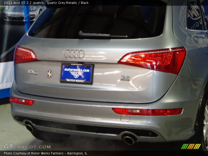 Quartz Grey Metallic / Black 2011 Audi Q5 3.2 quattro