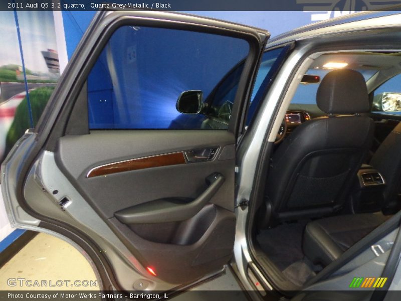 Quartz Grey Metallic / Black 2011 Audi Q5 3.2 quattro