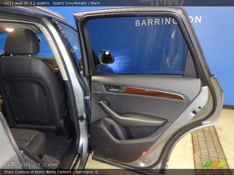 Quartz Grey Metallic / Black 2011 Audi Q5 3.2 quattro