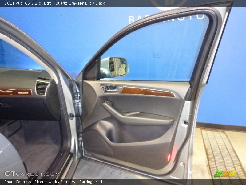 Quartz Grey Metallic / Black 2011 Audi Q5 3.2 quattro