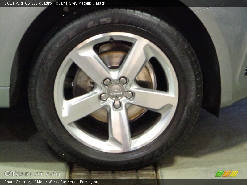 Quartz Grey Metallic / Black 2011 Audi Q5 3.2 quattro