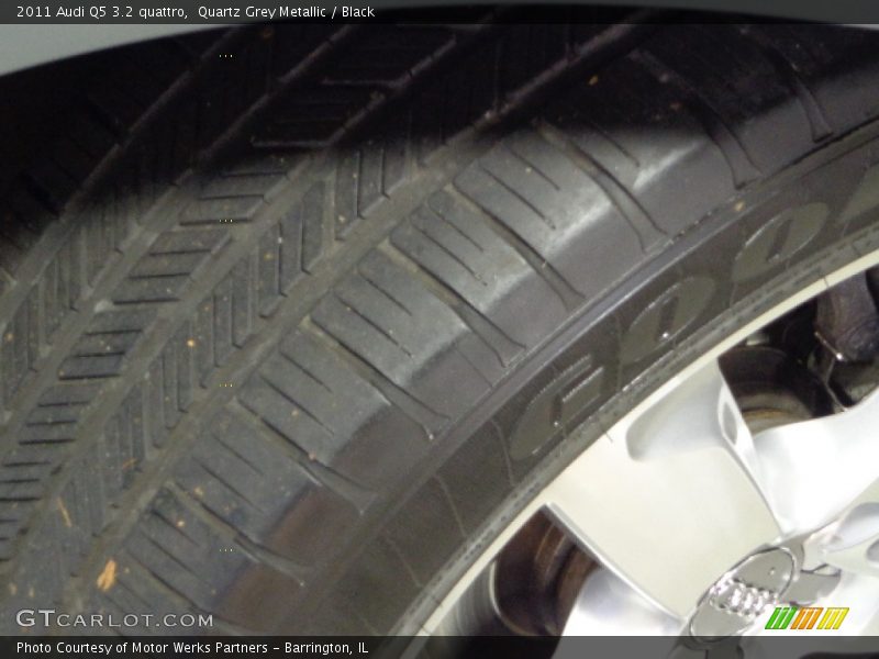 Quartz Grey Metallic / Black 2011 Audi Q5 3.2 quattro