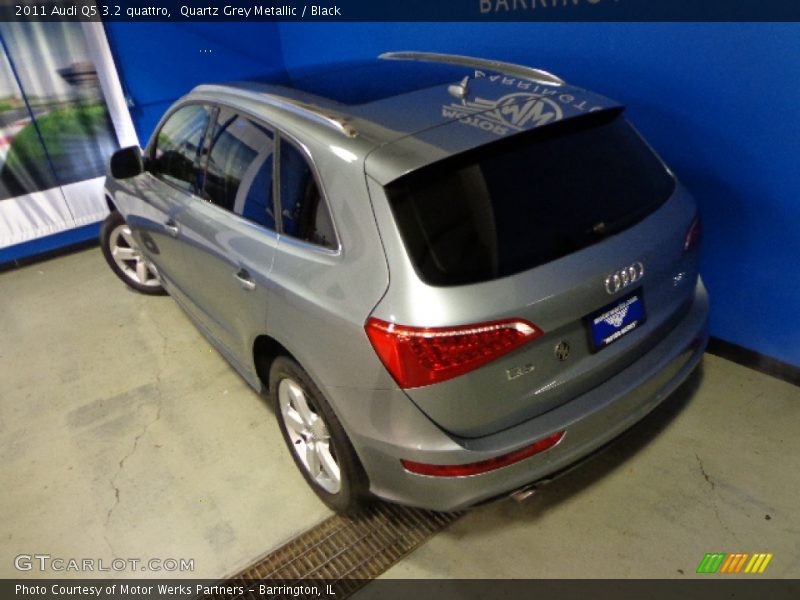 Quartz Grey Metallic / Black 2011 Audi Q5 3.2 quattro