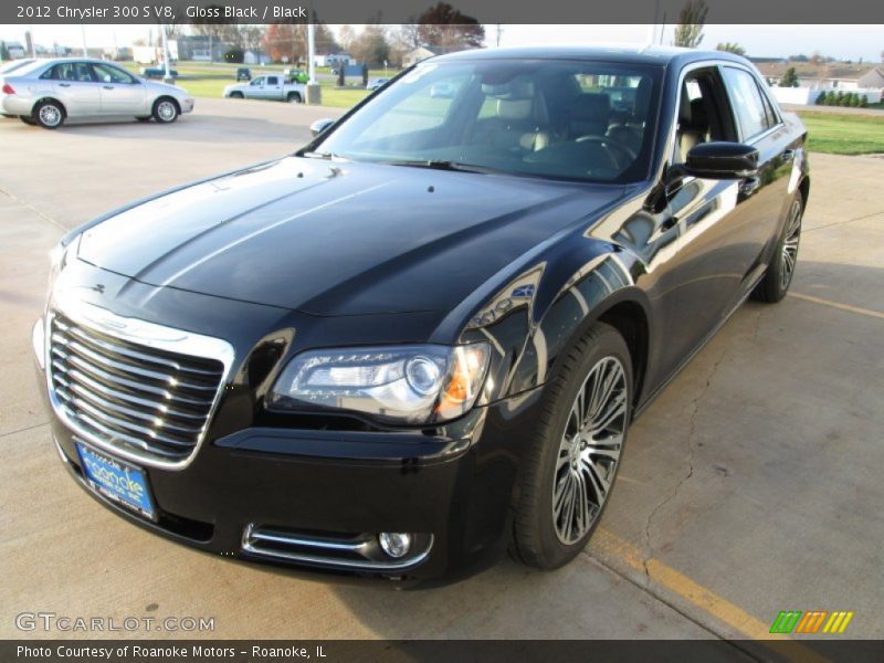 Front 3/4 View of 2012 300 S V8