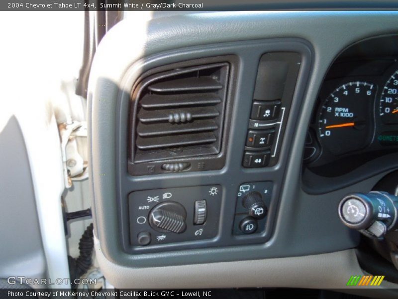 Summit White / Gray/Dark Charcoal 2004 Chevrolet Tahoe LT 4x4
