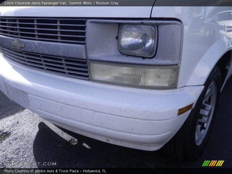 Summit White / Medium Gray 2004 Chevrolet Astro Passenger Van