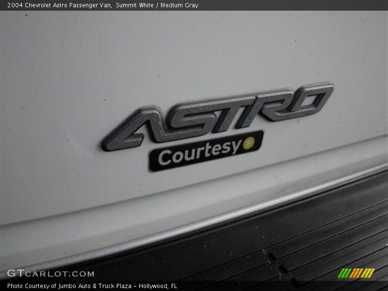 Summit White / Medium Gray 2004 Chevrolet Astro Passenger Van