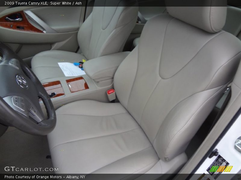 Super White / Ash 2009 Toyota Camry XLE