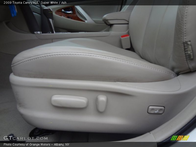 Super White / Ash 2009 Toyota Camry XLE