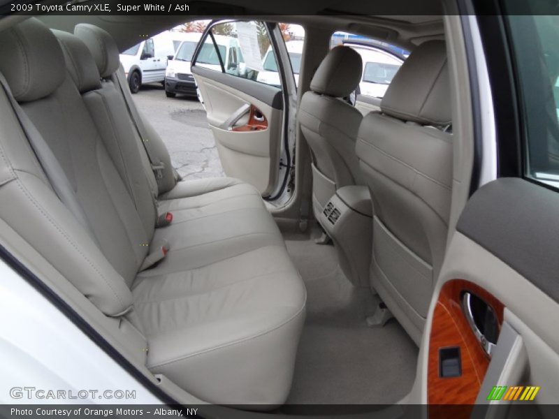 Super White / Ash 2009 Toyota Camry XLE