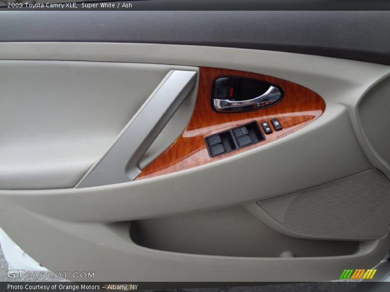 Super White / Ash 2009 Toyota Camry XLE