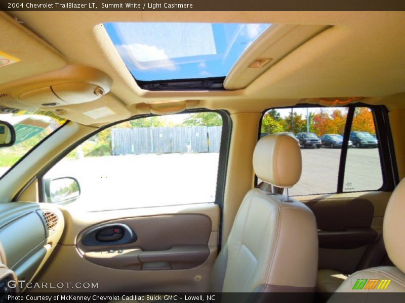 Summit White / Light Cashmere 2004 Chevrolet TrailBlazer LT